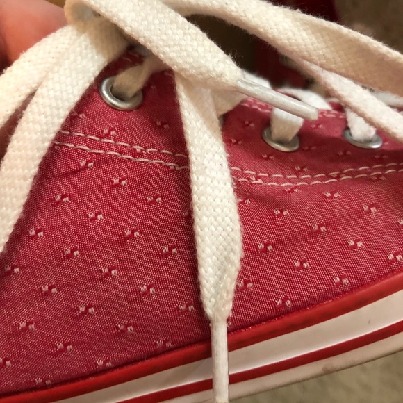 Red converse - Picture 3 of 4